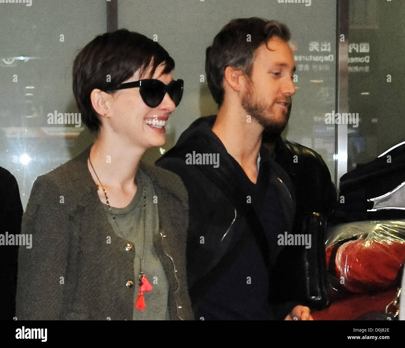 Adam shulman and anne hathaway Fotos und Bildmaterial in hoher