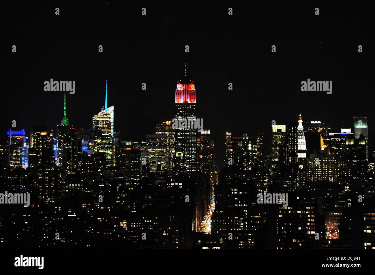 26. November 2012 - Manhattan, New York, USA - Alicia Keys "kippt den  Schalter" um zu enthüllen das Empire State Building neue LED Beleuchtung  mit einer exklusiven Lichtshow Choreographie zu ihrer Lieder, "
