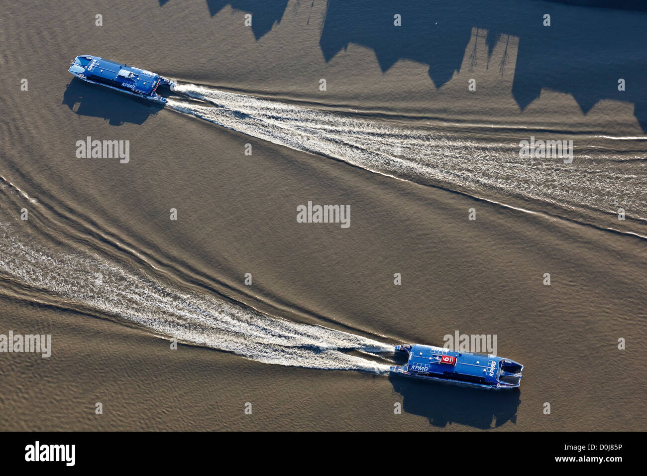 Luftaufnahme von zwei der Thames Clipper-Flotte an Katamaranen, die ihr Gewerbe auf der Themse. Stockfoto