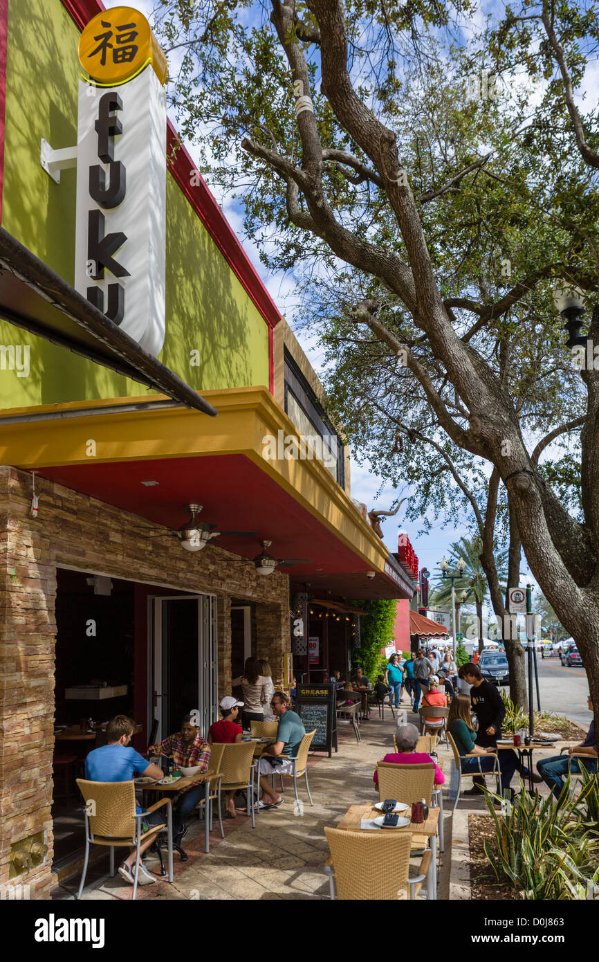 Bürgersteig-Restaurant an der Clematis Street im historischen Zentrum von West Palm Beach, Treasure Coast, Florida, USA Stockfoto