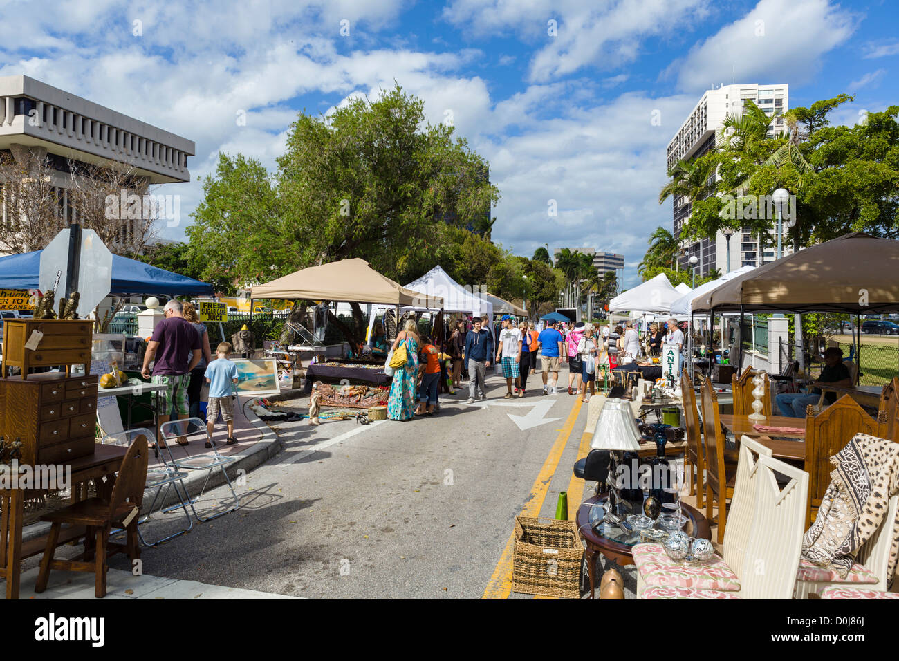 Am Samstag Morgen Antik- und Flohmarkt, North Narcissus Avenue, West Palm Beach, Treasure Coast, Florida, USA Stockfoto