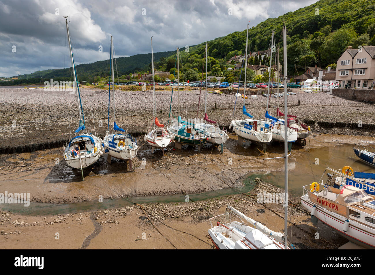 Kleine Boote im Hafen von Porlock Weir bei Ebbe, Exmoor National Park. Stockfoto