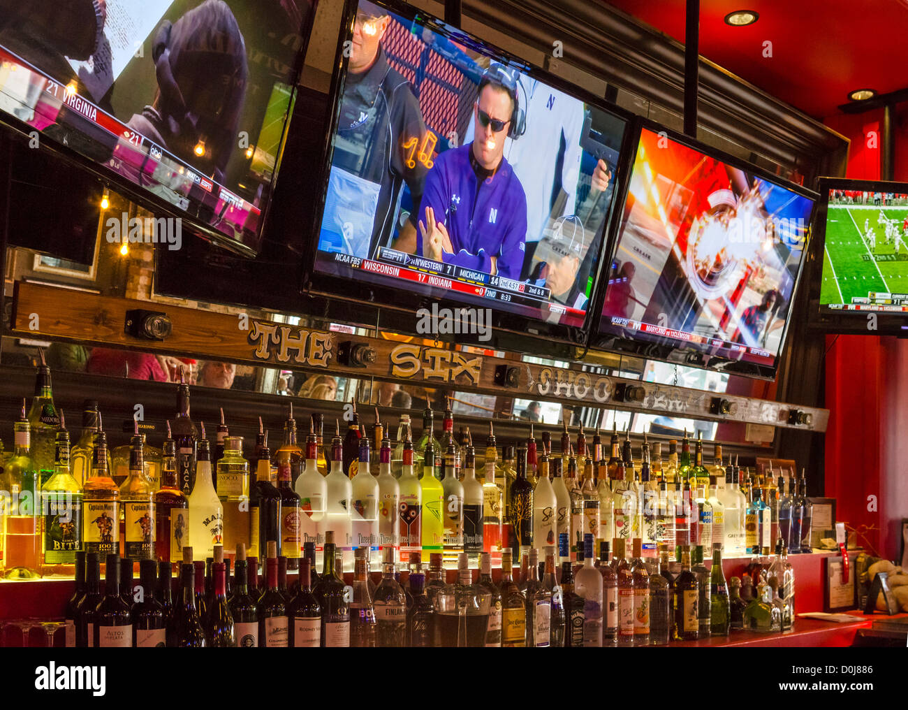 Fernseher in eine Sport-Bar in der Innenstadt von West Palm Beach, Florida, USA Stockfoto