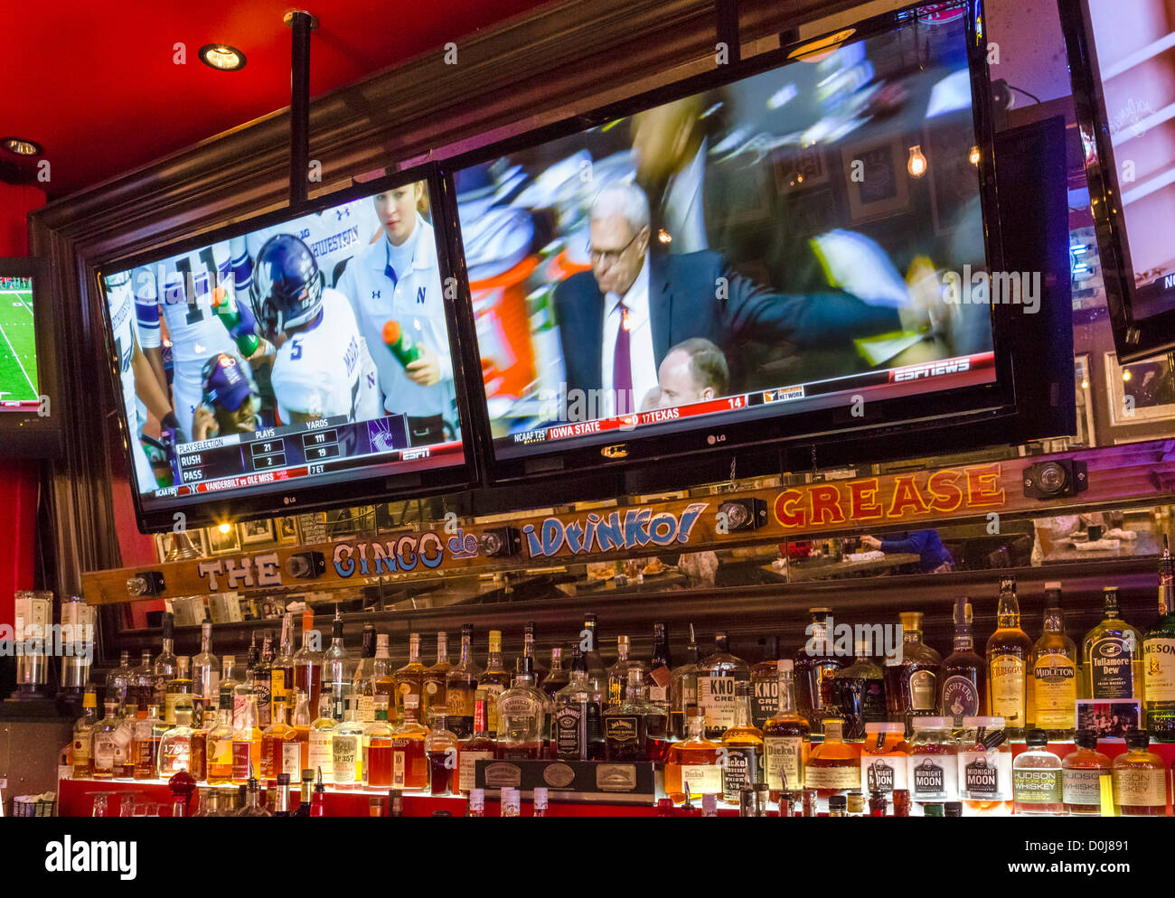 Fernseher in eine Sport-Bar in der Innenstadt von West Palm Beach, Florida, USA Stockfoto