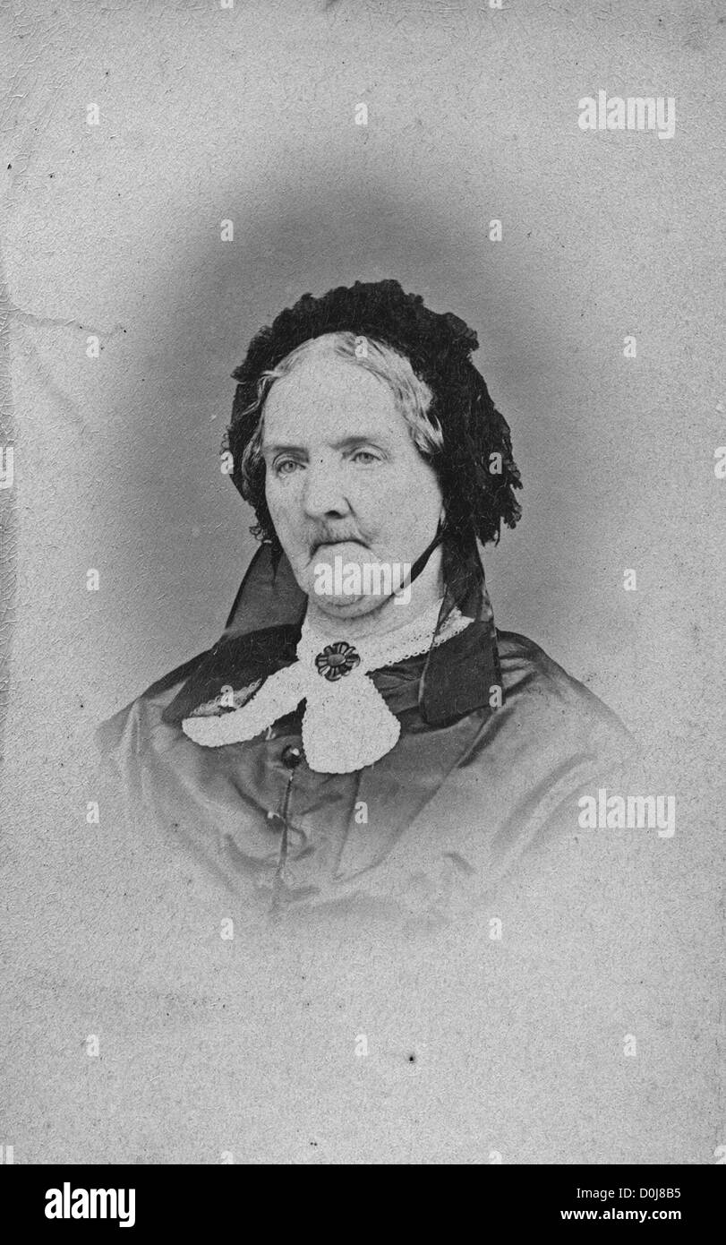 Viktorianische alte Dame mit Haube. Antiker Schrank Karte Vintage Fotografie erstellt von E. Matthews, Islington, UK, um 1870. Stockfoto Viktorianische alte Dame mit Haube. Antiker Schrank Karte Vintage Fotografie erstellt von E. Matthews, Islington, UK, um 1870. Stockfoto