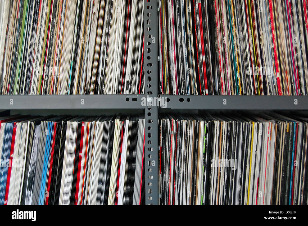 Vinyl-Schallplatten auf Metall Regale gespeichert. Stockfoto