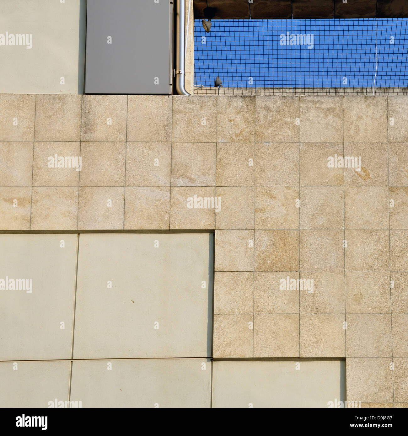 Wand und Himmel architektonischen Hintergrund. Modernes Gebäude Fassade Detail. Stockfoto
