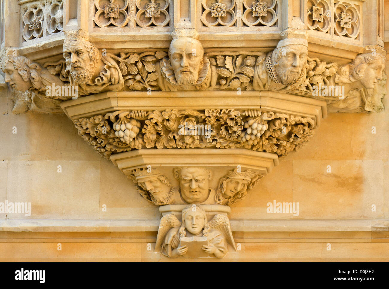 Kunstvolle Schnitzereien über dem Eingang zum Pembroke College in Oxford. Stockfoto