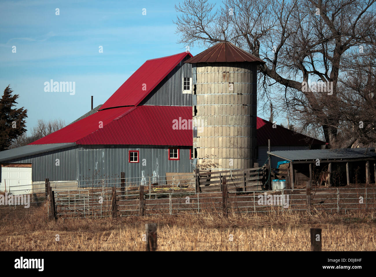 Scheune, Silo und Hof. Stockfoto