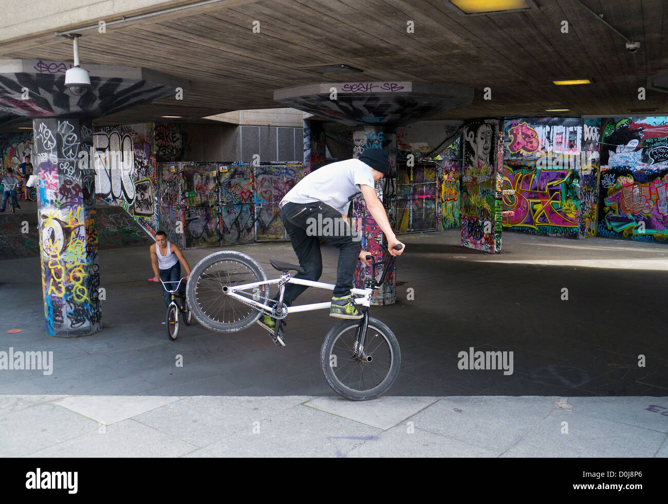 Zwei Radfahrer im Graffiti-Land auf der South Bank in London. Stockfoto