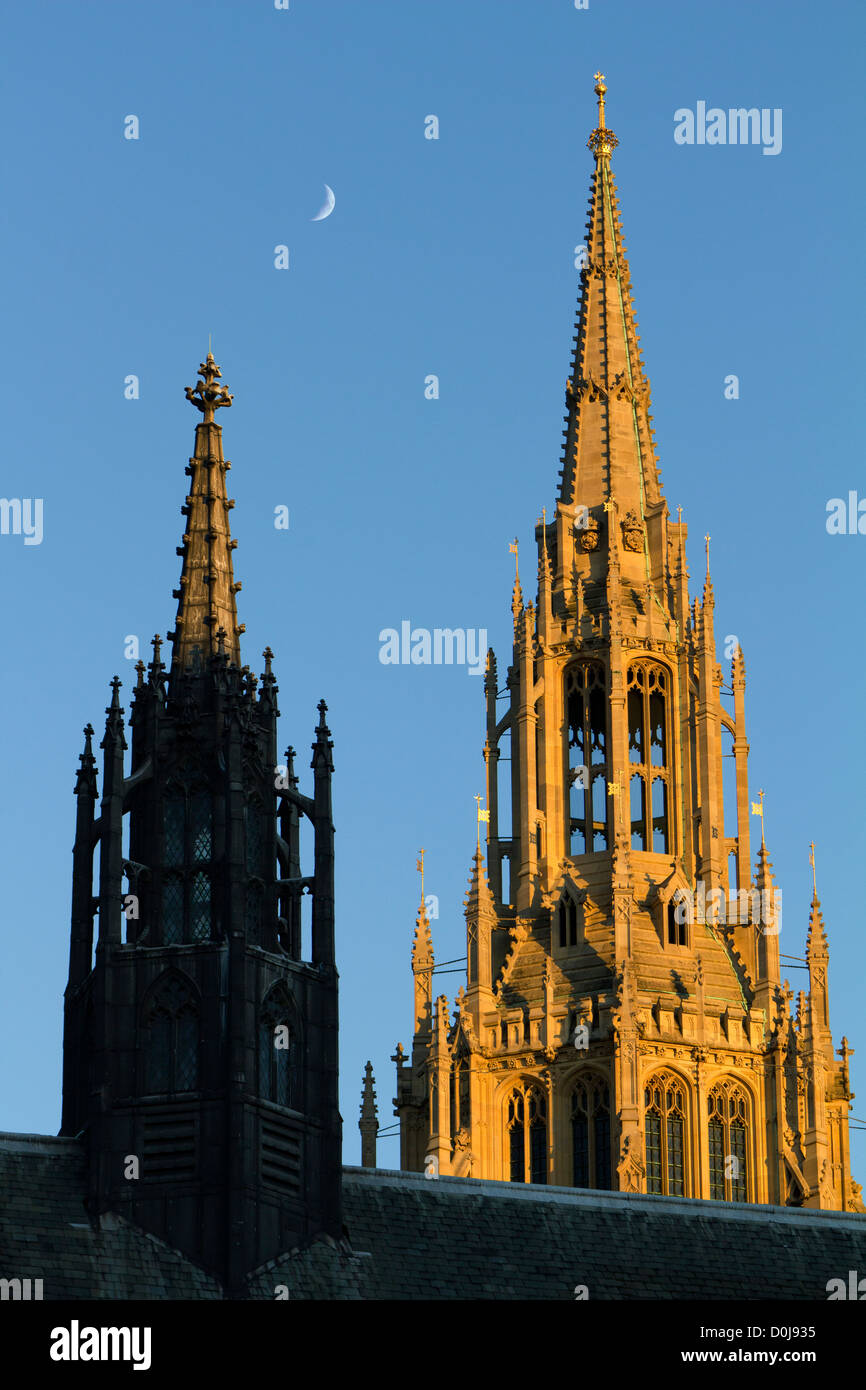 Die Türme des Palastes von Westminster in London mit einer Mondsichel. Stockfoto