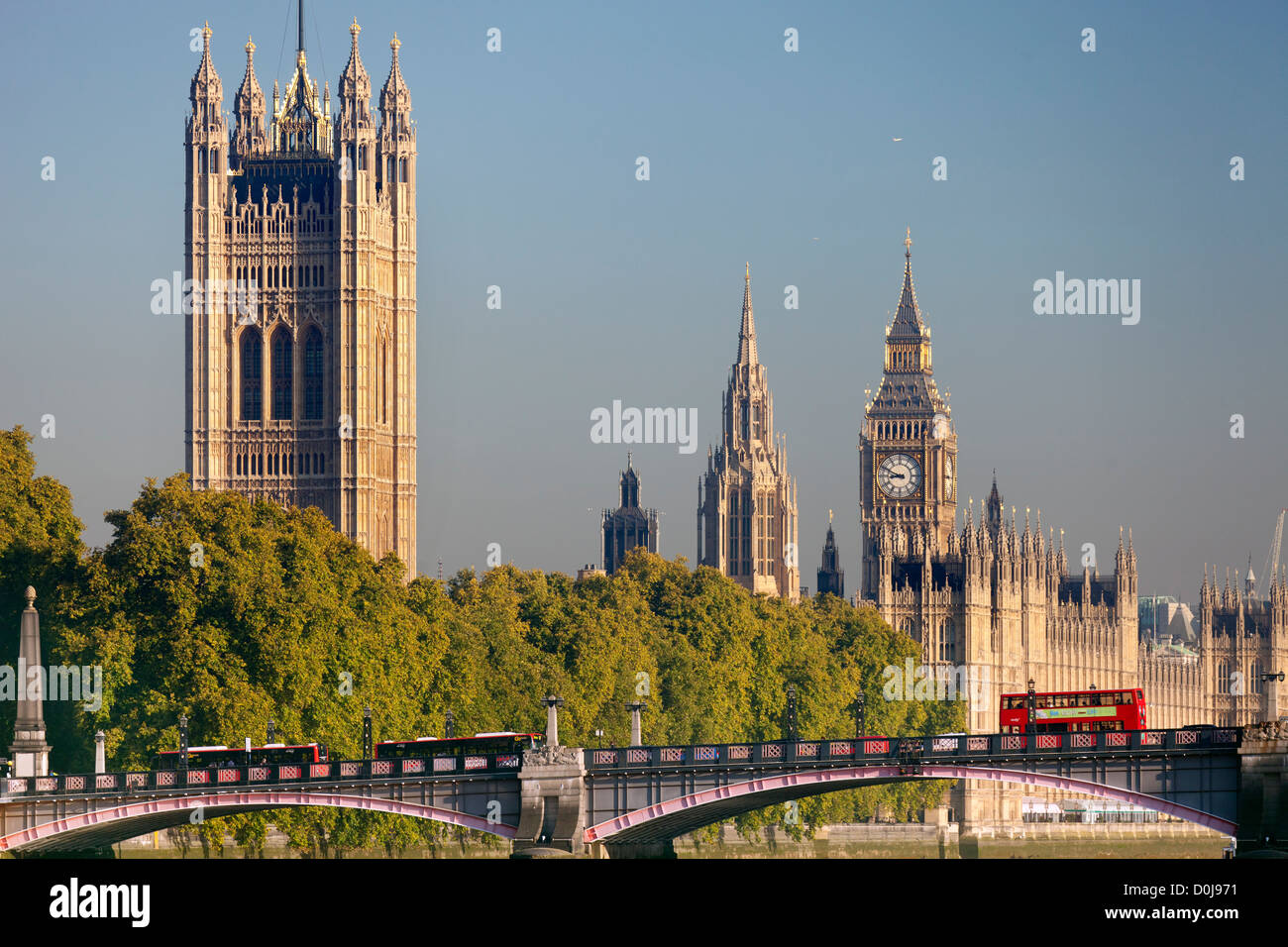 Ein Blick in Richtung Westminster Palace und Lambeth Bridge an einem frühen Herbstmorgen. Stockfoto