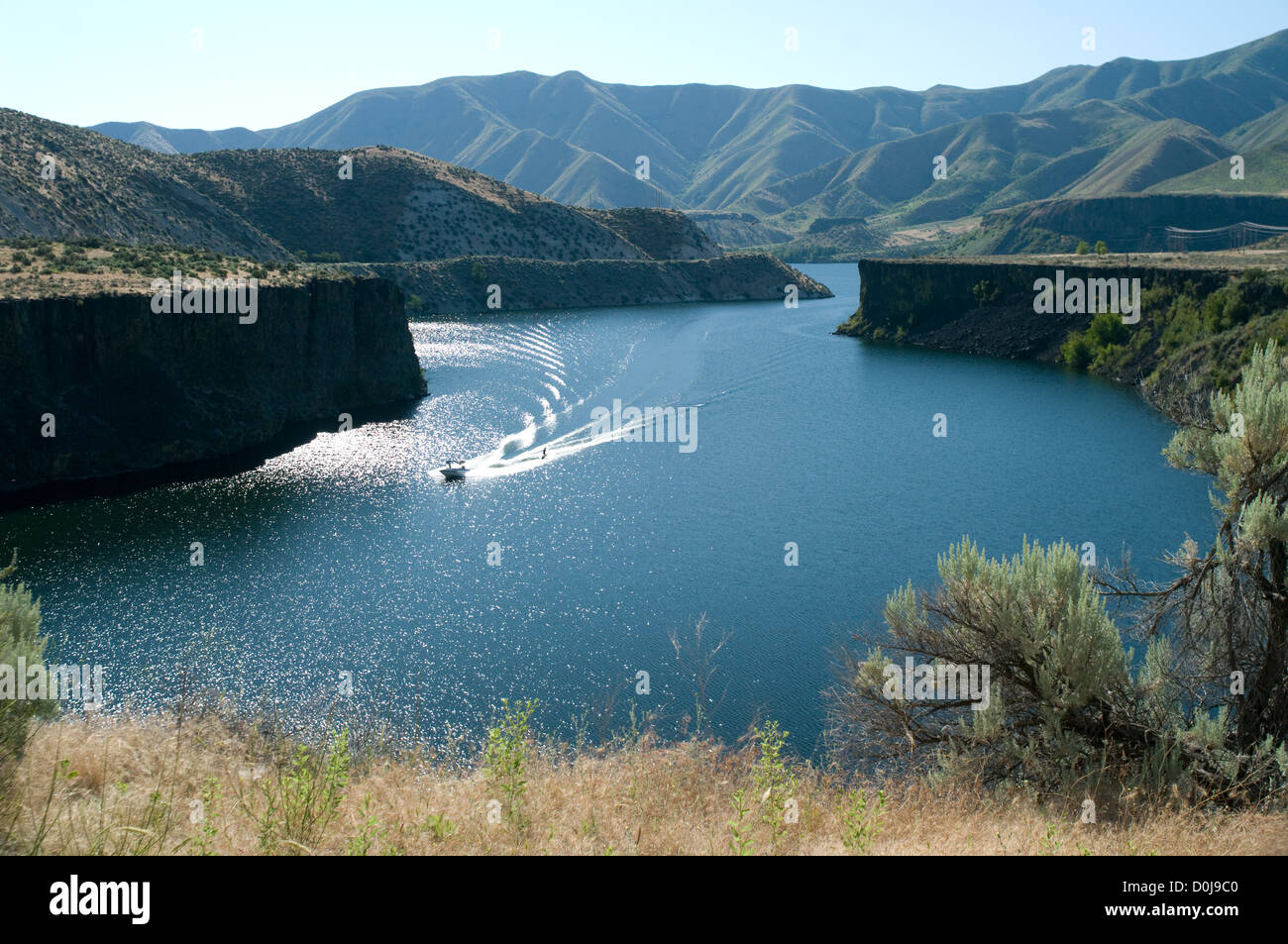 Ein Boot zieht ein Wasserskifahrer auf Lucky Peak Reservoir in Idaho, USA. Stockfoto