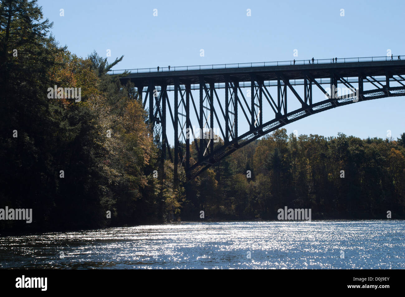 Französischen Königs Brücke, eine große Stahlrahmen Bogenbrücke Baujahr 1931/32, überspannt den Connecticut River in Northfield Massachusetts. Stockfoto