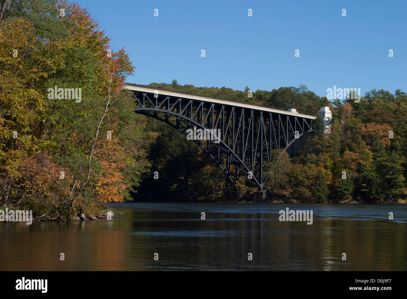Französischen Königs Brücke, eine große Stahlrahmen Bogenbrücke Baujahr 1931/32, überspannt den Connecticut River in Northfield Massachusetts. Stockfoto