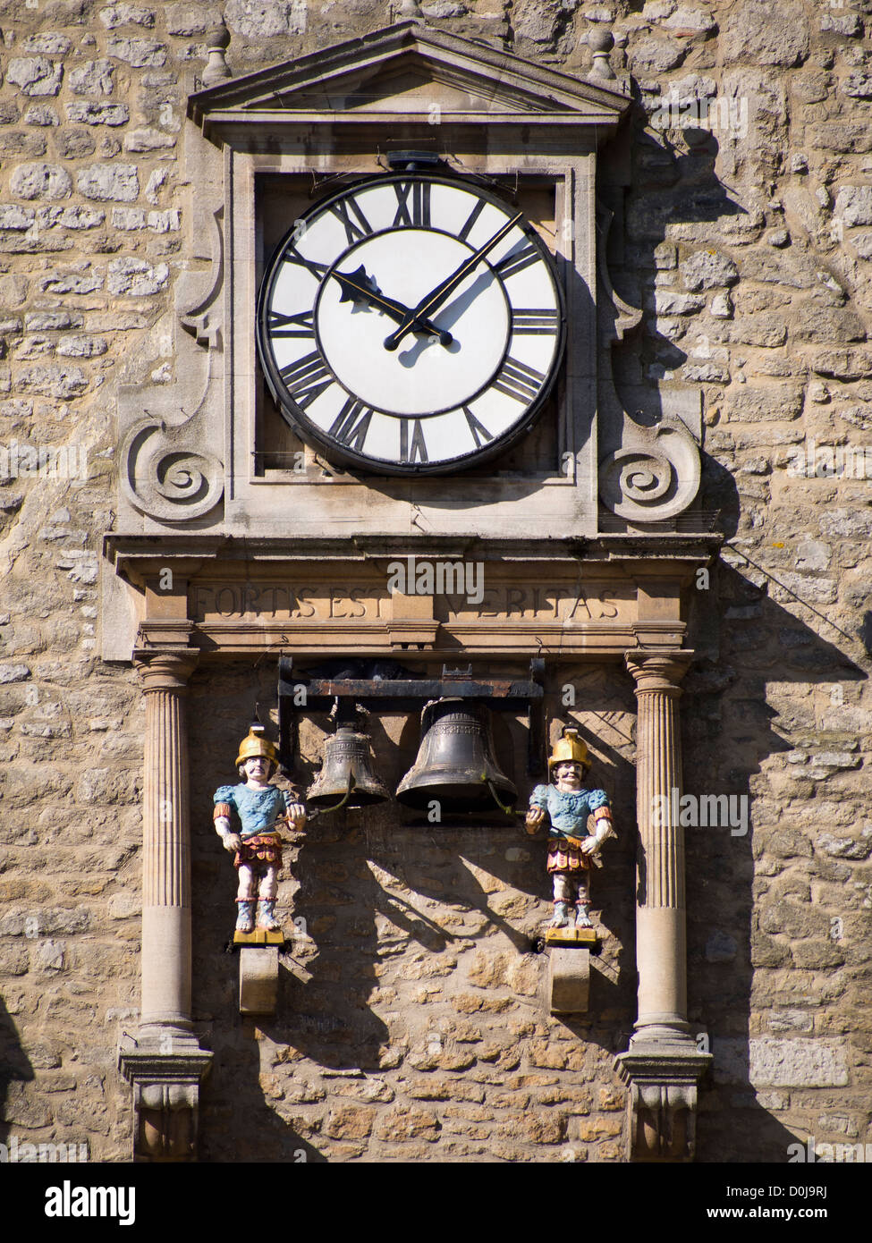 Eine Uhr außerhalb der Carfax Tower in Oxford. Stockfoto