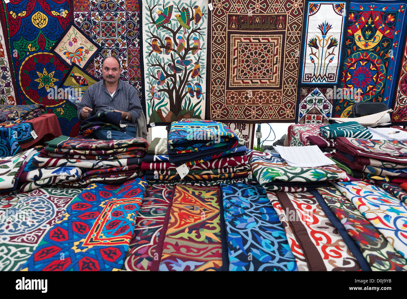 Orientalische Teppiche zum Verkauf an der Waterperry Kunst in Aktion-Festival. Stockfoto