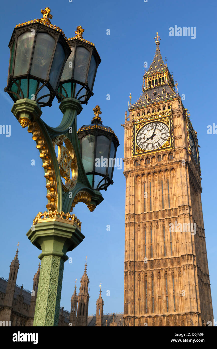 Laterne der Westminster Bridge und Big Ben hinter. Stockfoto