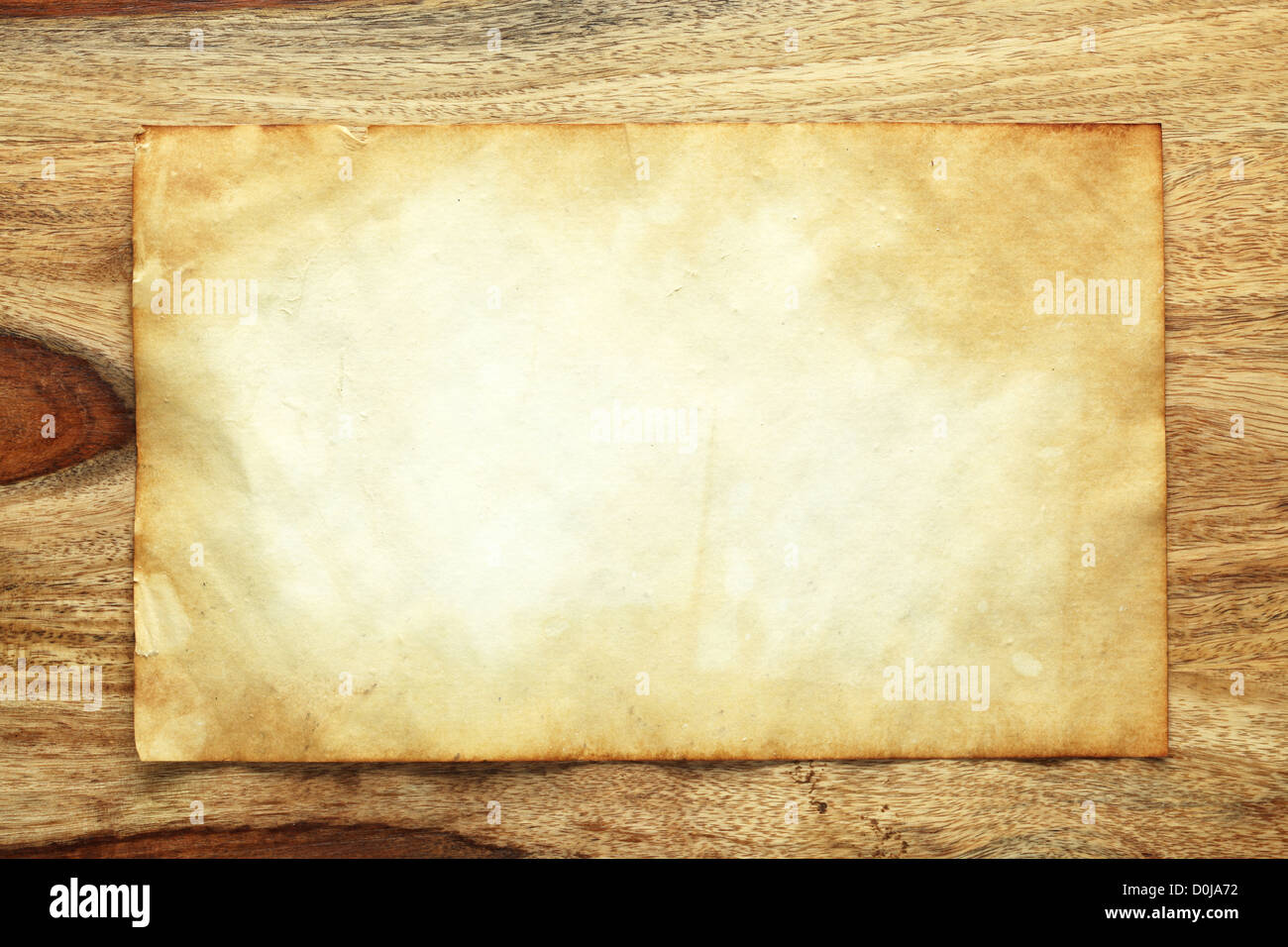 Weißes Papier auf Holz Hintergrund Stockfoto