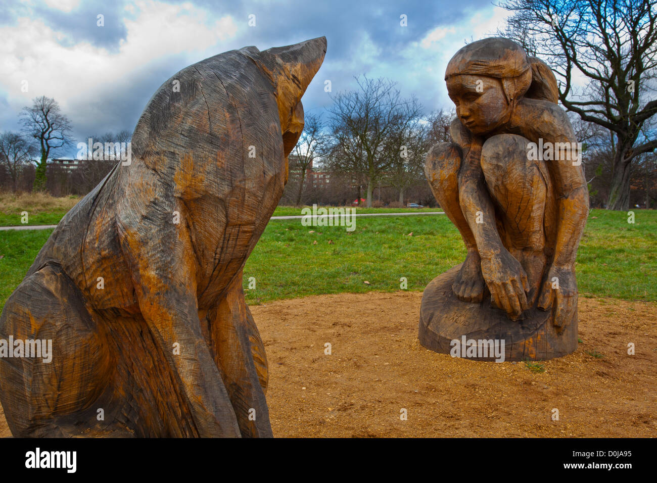 Holz-Skulpturen auf dem Gelände des The Regent Park, einem Royal Park in London ist. Stockfoto