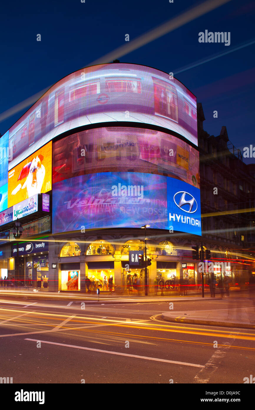 Piccadilly Circus liegt im Londoner West End. Stockfoto