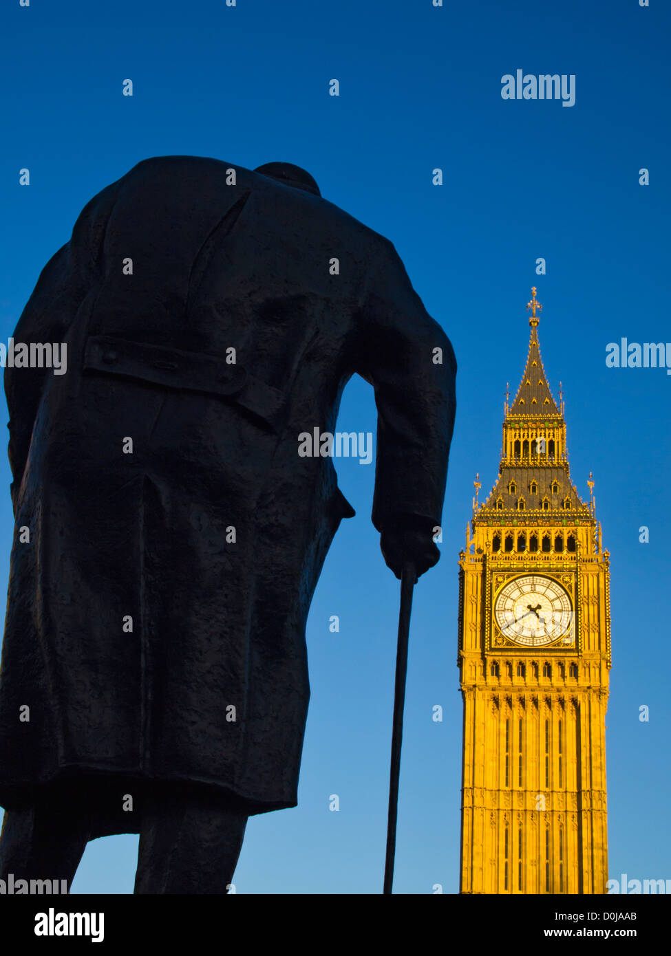 Churchill-Statue und der berühmte Big Ben ist auch bekannt als the Clock Tower. Stockfoto