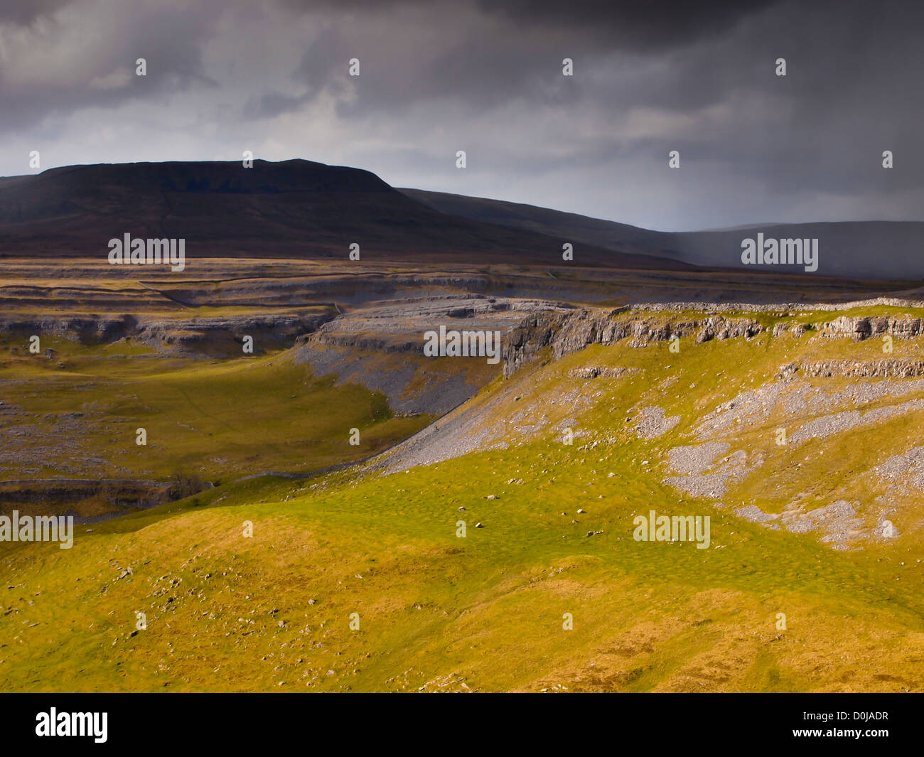 Mit Blick auf die Gipfel der Ingleborough und die Moughton Narben. Stockfoto