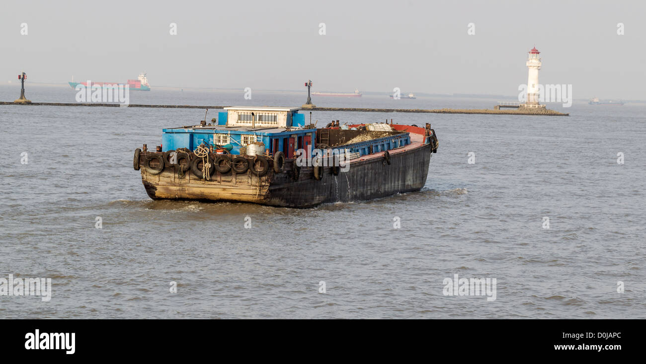 Meer-Boot fuhren zum Ostchinesischen Meer in der Nähe von Shanghai über den Fluss Huang Stockfoto