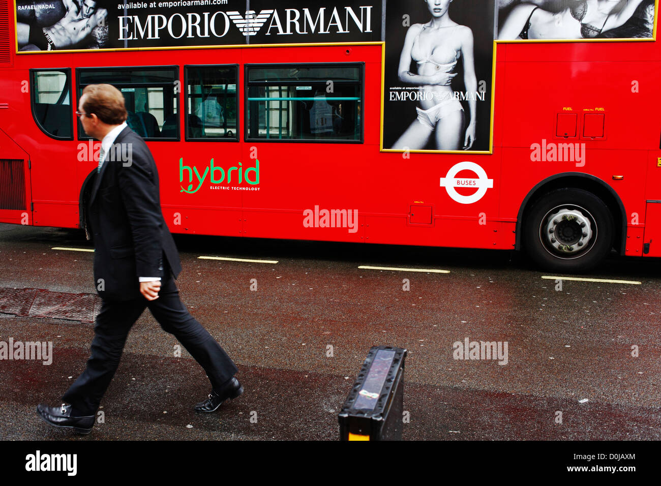 Werbung auf einem Doppeldecker-Bus, London Stockfoto