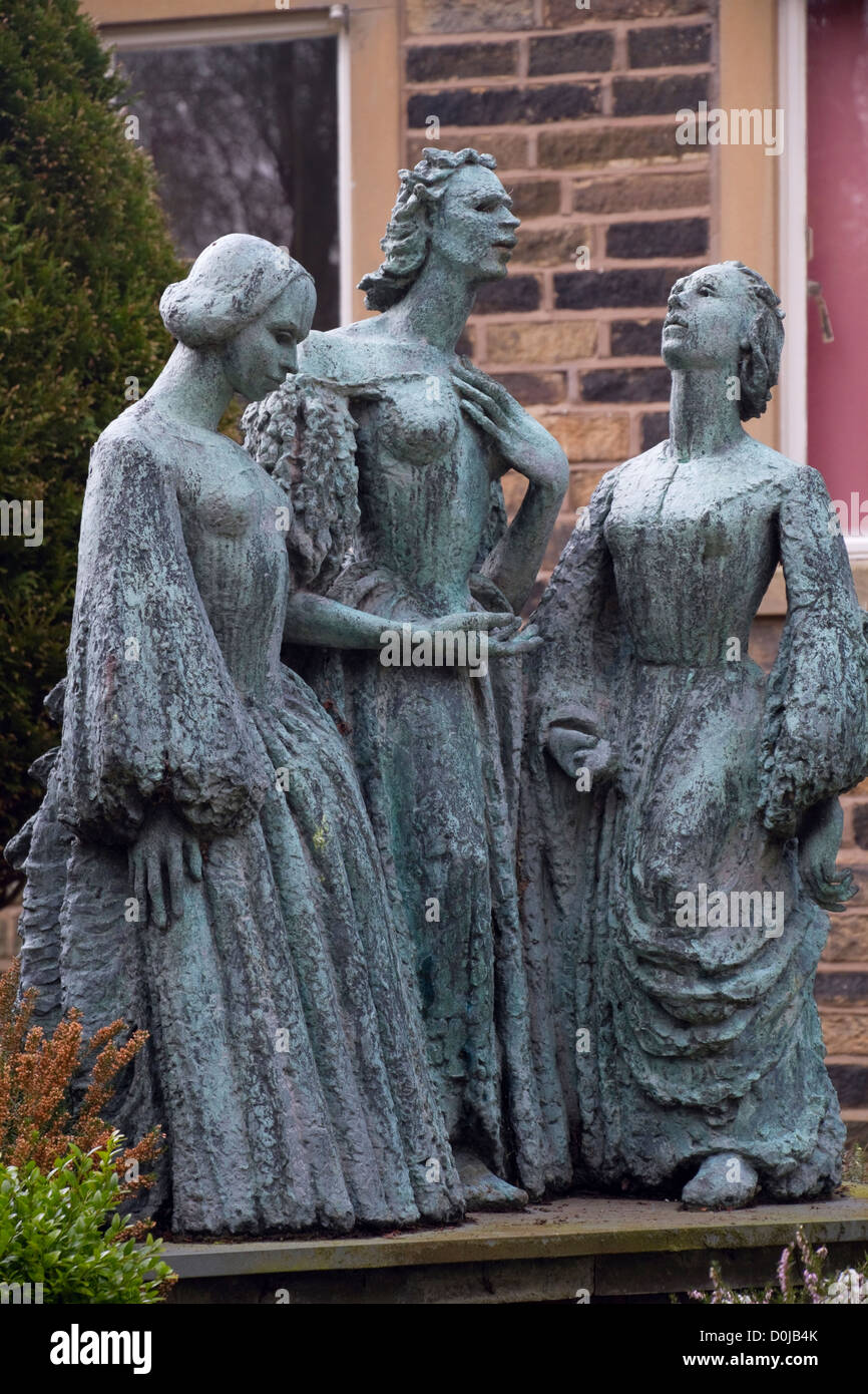Bronzestatue der Bronte Schwestern auf dem Gelände des Parsonage Museum. Stockfoto