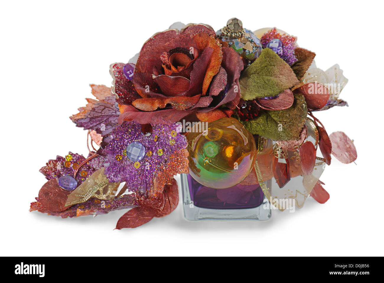 Weihnachtsarrangement Weihnachten Kugeln, knstliche Blumen, Perlen und  Tannenzweigen in Vase isoliert auf weiem Hintergrund Stockfotografie -  Alamy