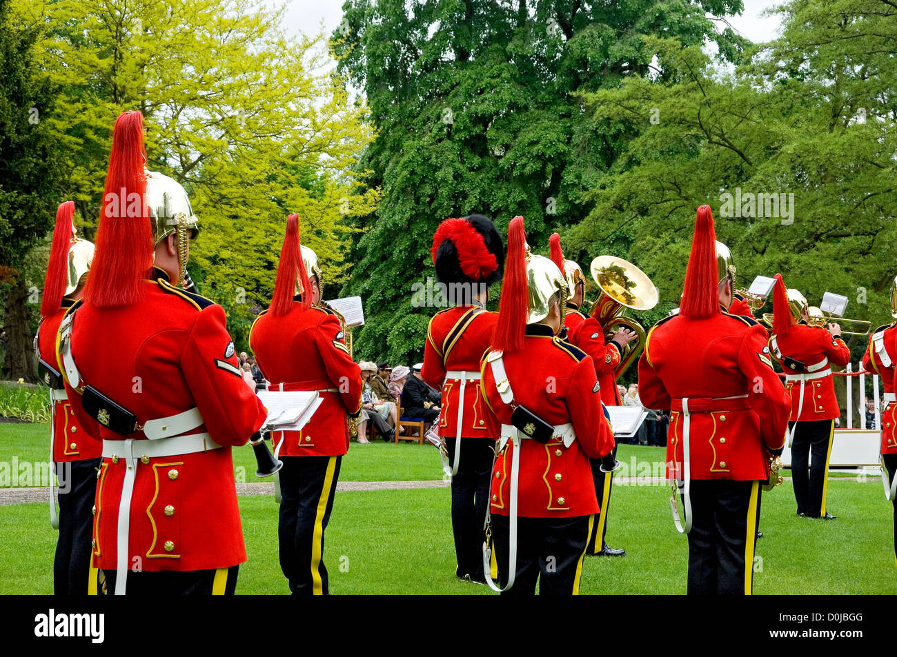 Schwere Kavallerie und Cambrai Band an der Royal Salute für Tag der Krönung im Museum Gärten. Stockfoto