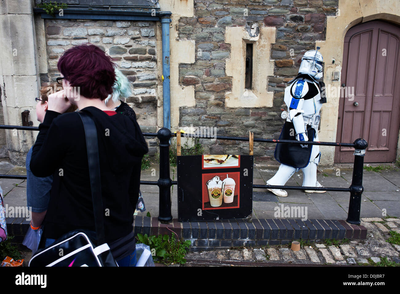Ein Mann verkleidet als einen Sturmtruppler bei Temple Meads in Bristol. Stockfoto