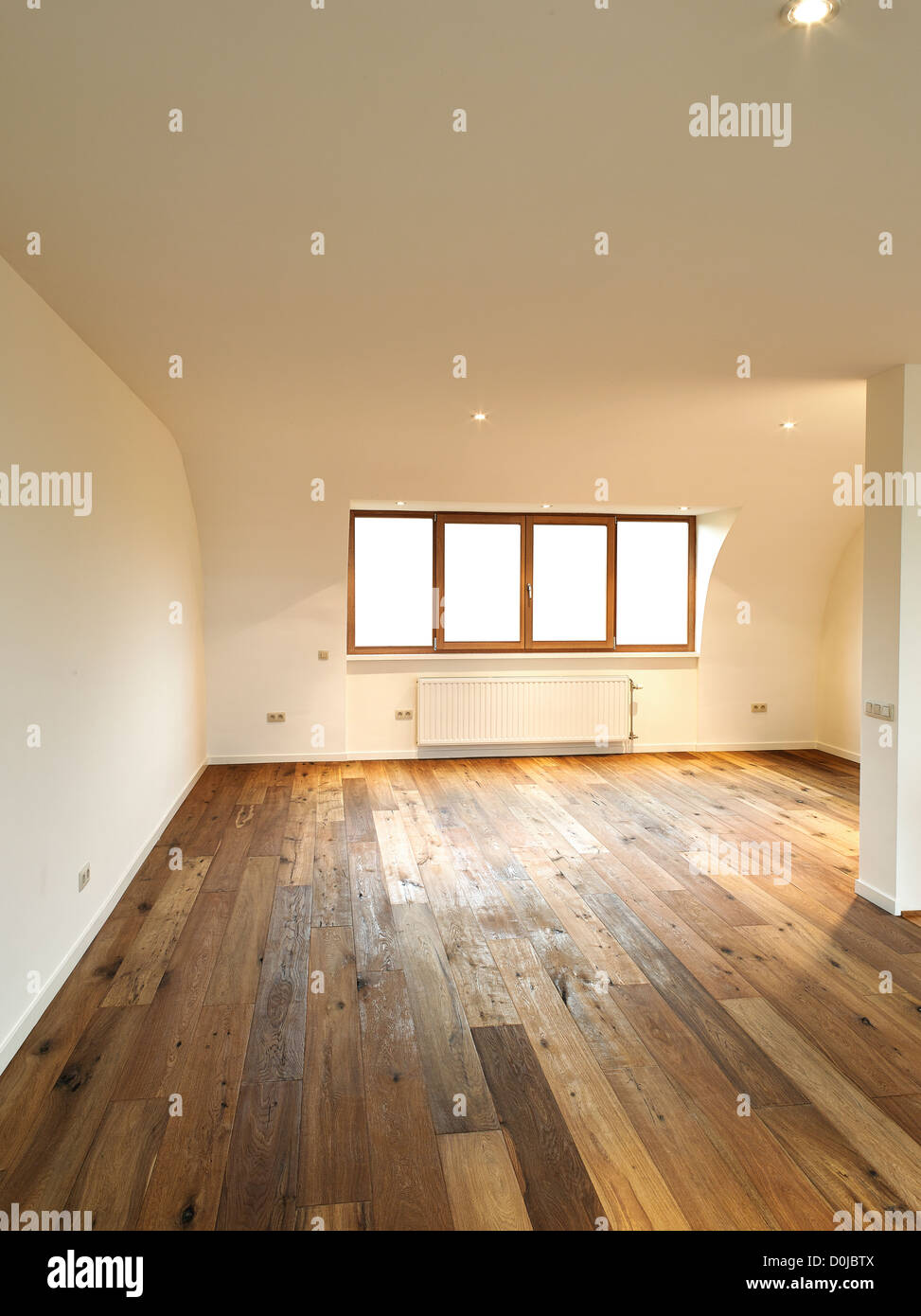 modernes Interieur mit Holzboden, gibt es ein Pfad für windows Stockfoto