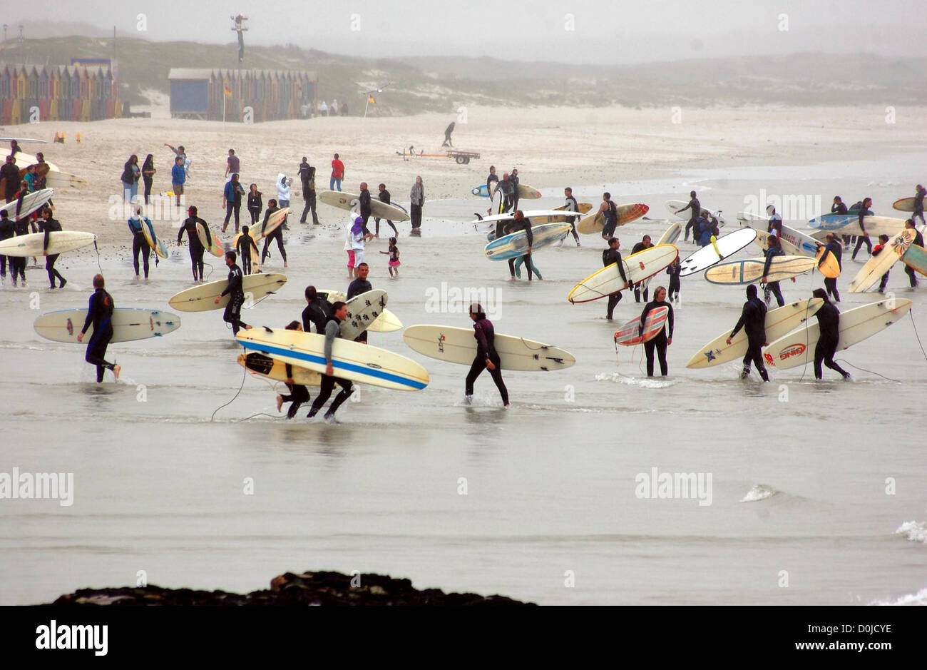 Surfer reiten eine Welle bei den alljährlich stattfindenden Earthwave, wo die Teilnehmer versuchen, den Guinness-Weltrekord für die Zahl zu brechen Stockfoto