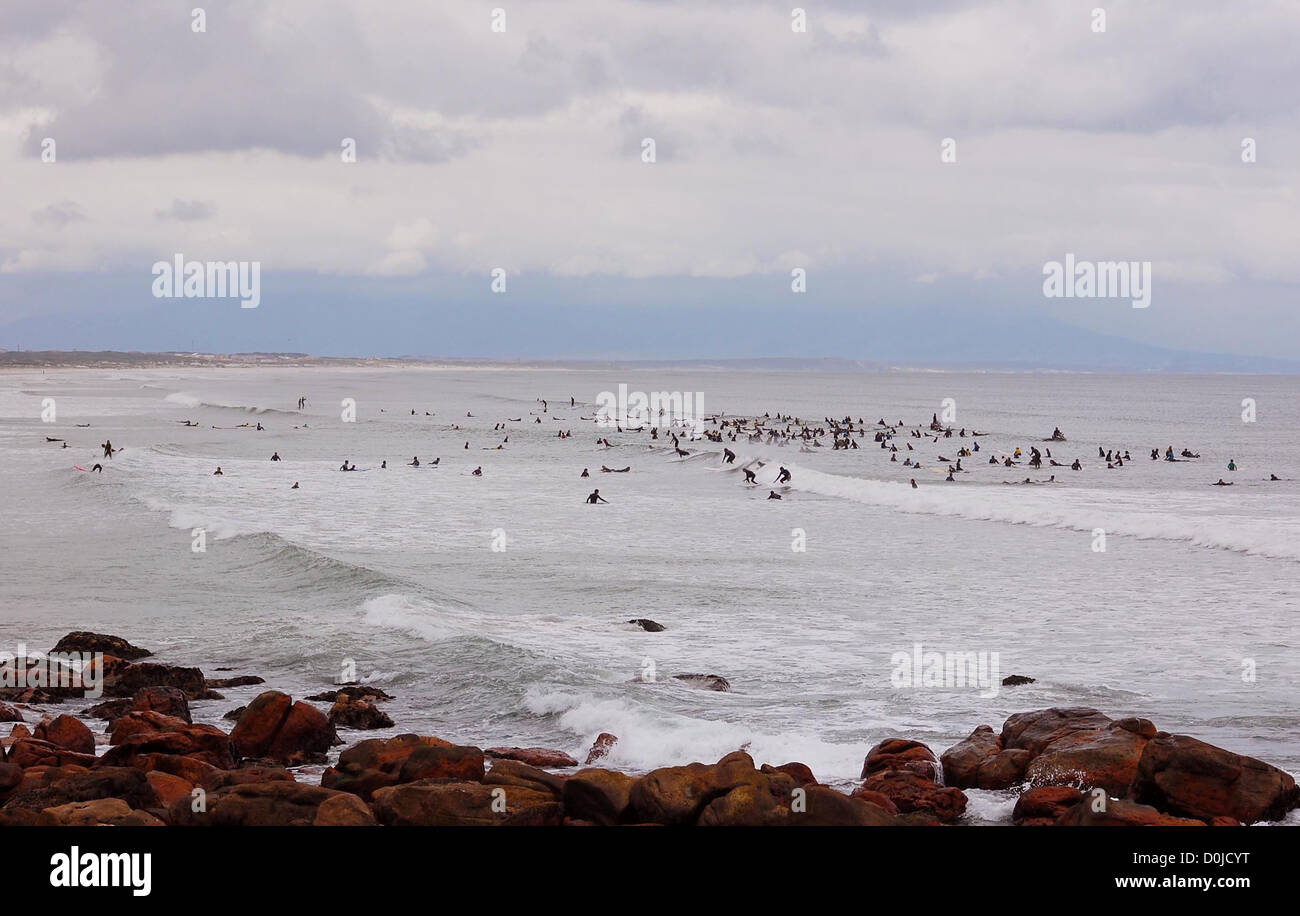Surfer reiten eine Welle bei den alljährlich stattfindenden Earthwave, wo die Teilnehmer versuchen, den Guinness-Weltrekord brechen die Anzahl Stockfoto