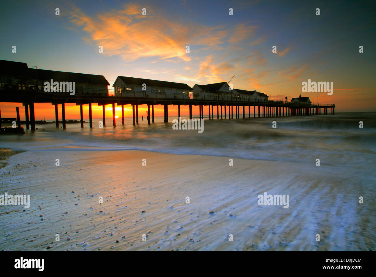 Die Sonne hinter dem Pier in Southwold in Suffolk. Stockfoto