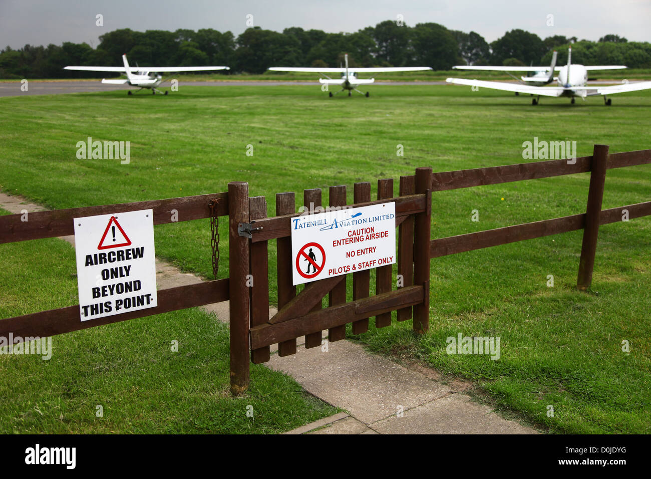 Kleine Flugzeuge auf Tatenhill Flugplatz Flugplatz in der Nähe von Burton nach Trent Staffordshire Mitarbeiter England UK Stockfoto
