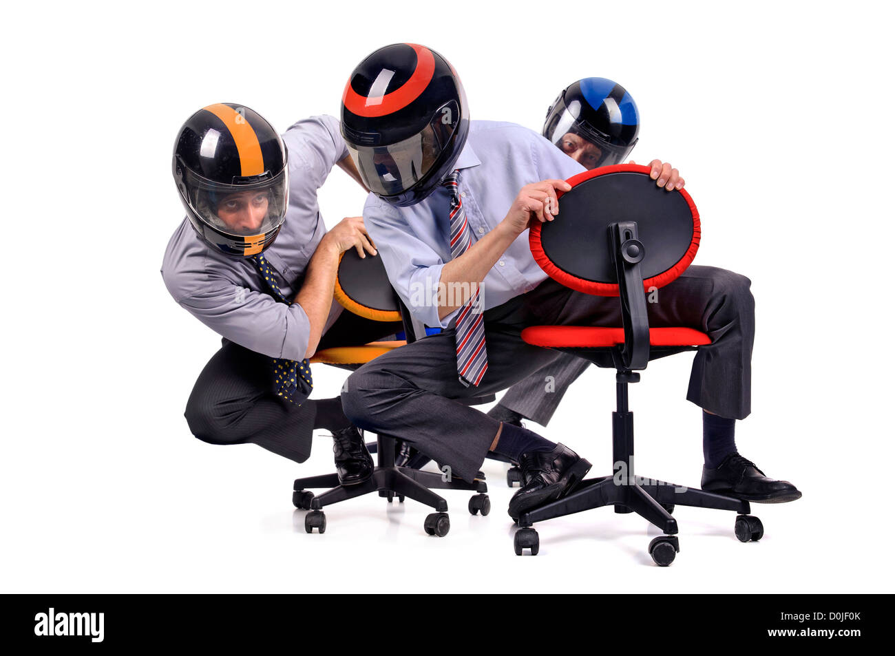 Geschäftsleute in Stühlen mit Helmen racing Stockfoto
