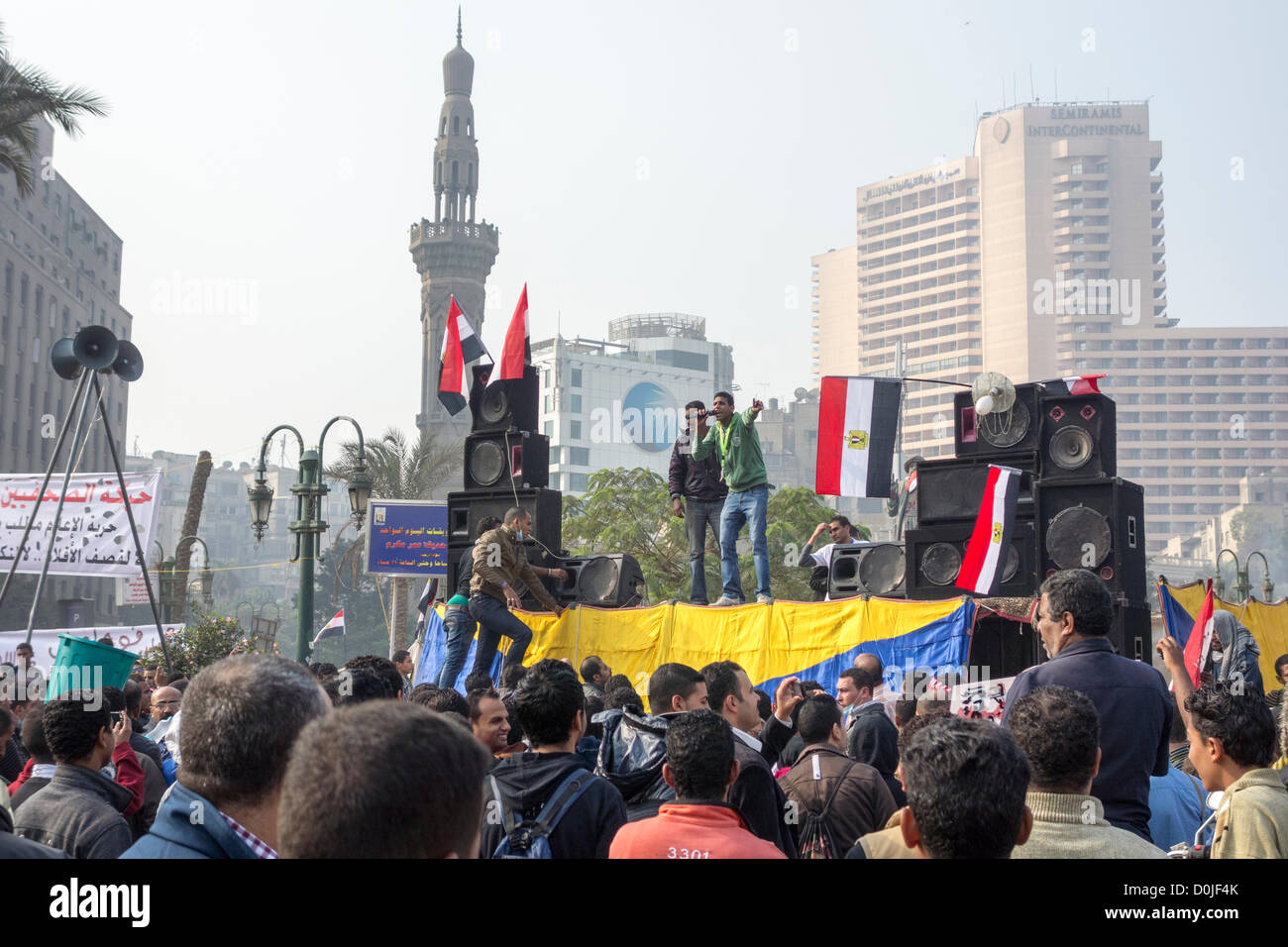 27. November 2012 Demonstranten protestieren gegen Präsident Morsi Annahme der absoluten Mächte beginnen, um dem Tahrir Platz, Kairo, Ägypten zu füllen. Stockfoto