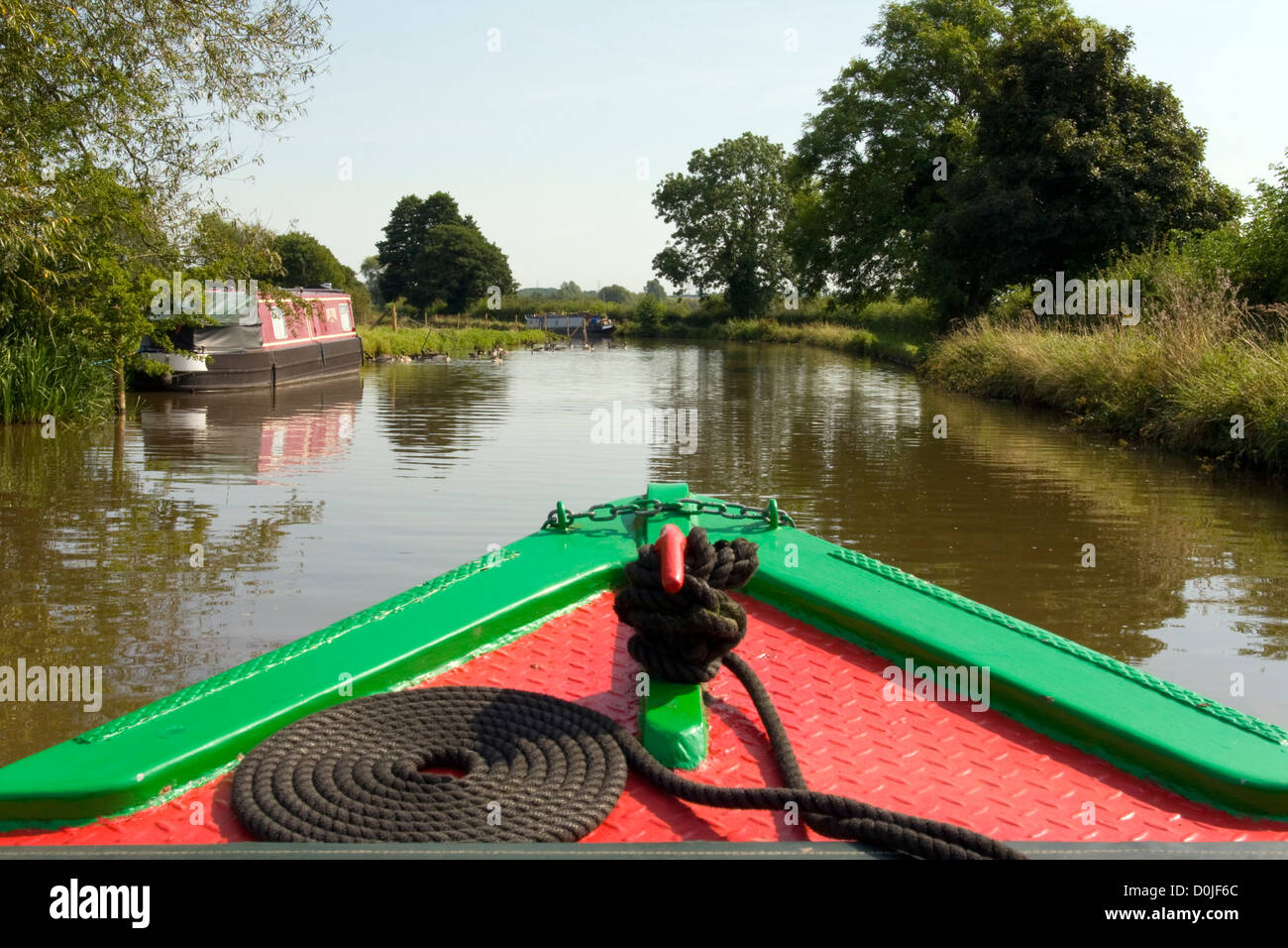 Bogen von einem Narrowboat über einen UK-Kanal Stockfoto