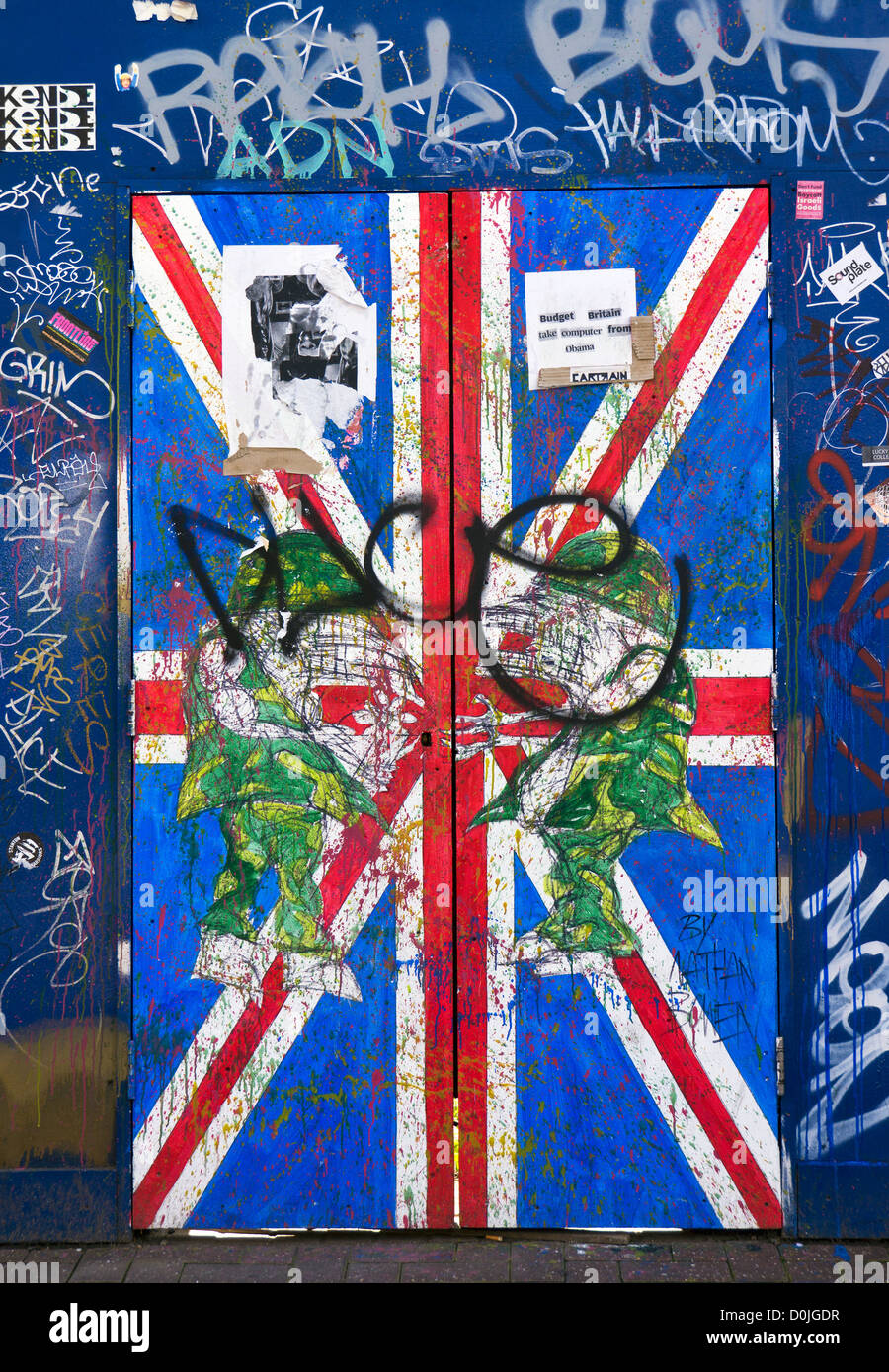 Sclater Straßenkunst zeigt eine Union Jack-Tür mit Graffiti. Stockfoto