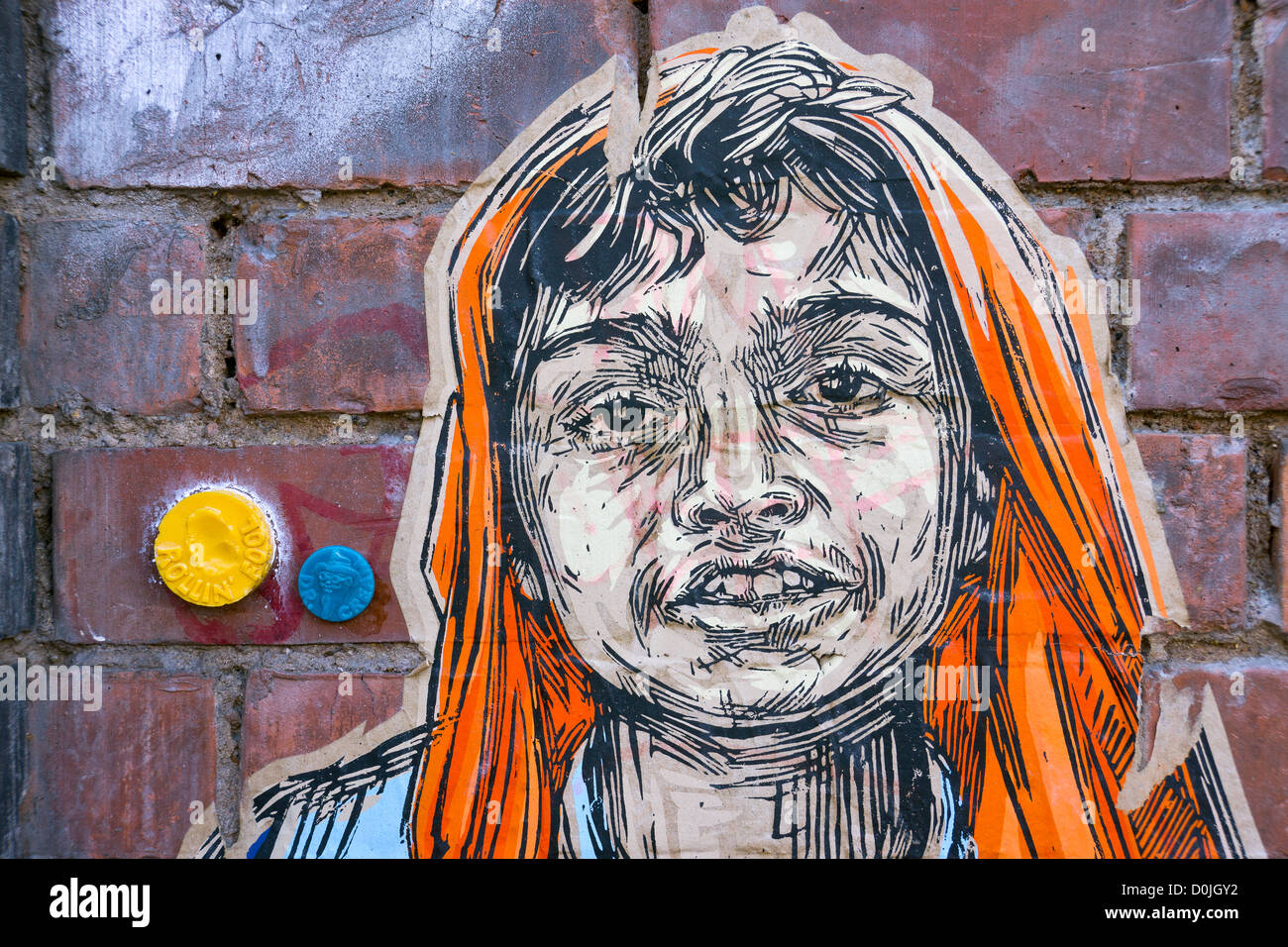 Gesicht des jungen auf dem Papier fest an einer Wand in Shoreditch. Stockfoto
