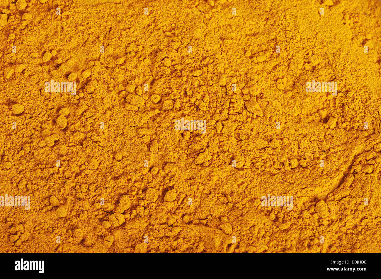 Kurkuma-Pulver, gelbe Korn abstrakte Hintergrundtextur Stockfoto
