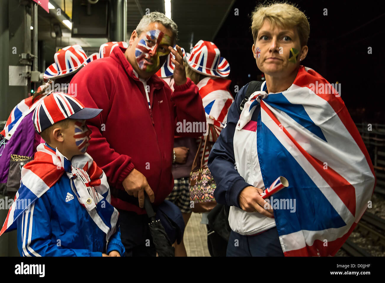 Eine Gruppe von britischen Fans nach Hause nach einem Tag bei einer Sportveranstaltung. Stockfoto