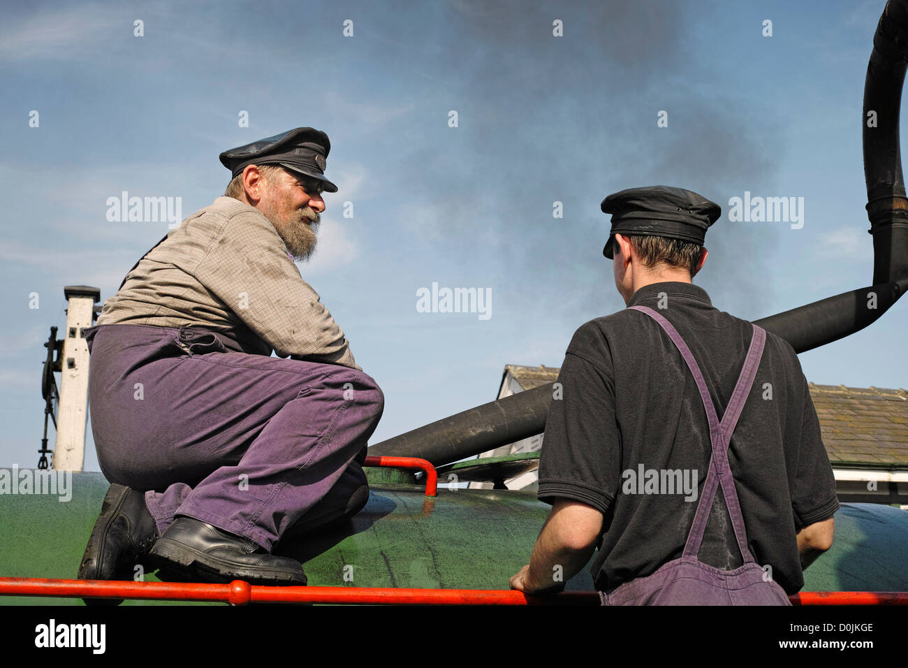 Glücklich Ingenieur und Assistentin mit einem Dampfzug aus Colne Valley Railway. Stockfoto