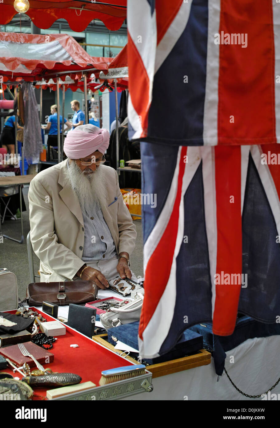 Eine engagierte Handwerker arbeiten an seinen Schmuck bei Spitalfields Market in London. Stockfoto