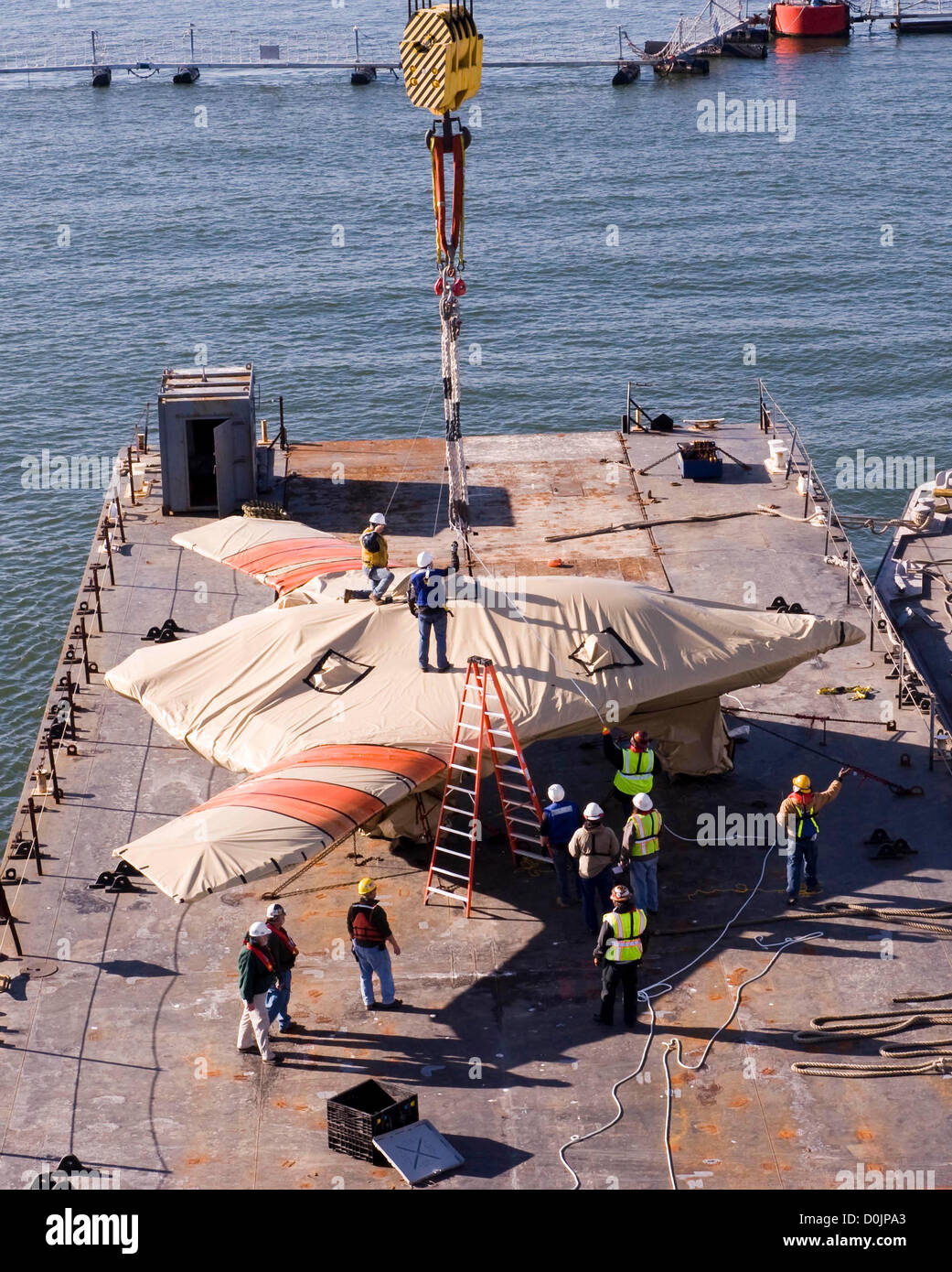 Ein X-47 b Unmanned Combat Aircraft wird auf dem Flugdeck des Flugzeugträgers USS Harry S. Truman 26. November 2012 in Norfolk, Virginia übertragen  Die X-47 b ist die neueste in der UAV-Technologie und der Truman ist der erste Flugzeugträger, Host-Testbetrieb für eine unbemannte Flugzeuge. Stockfoto