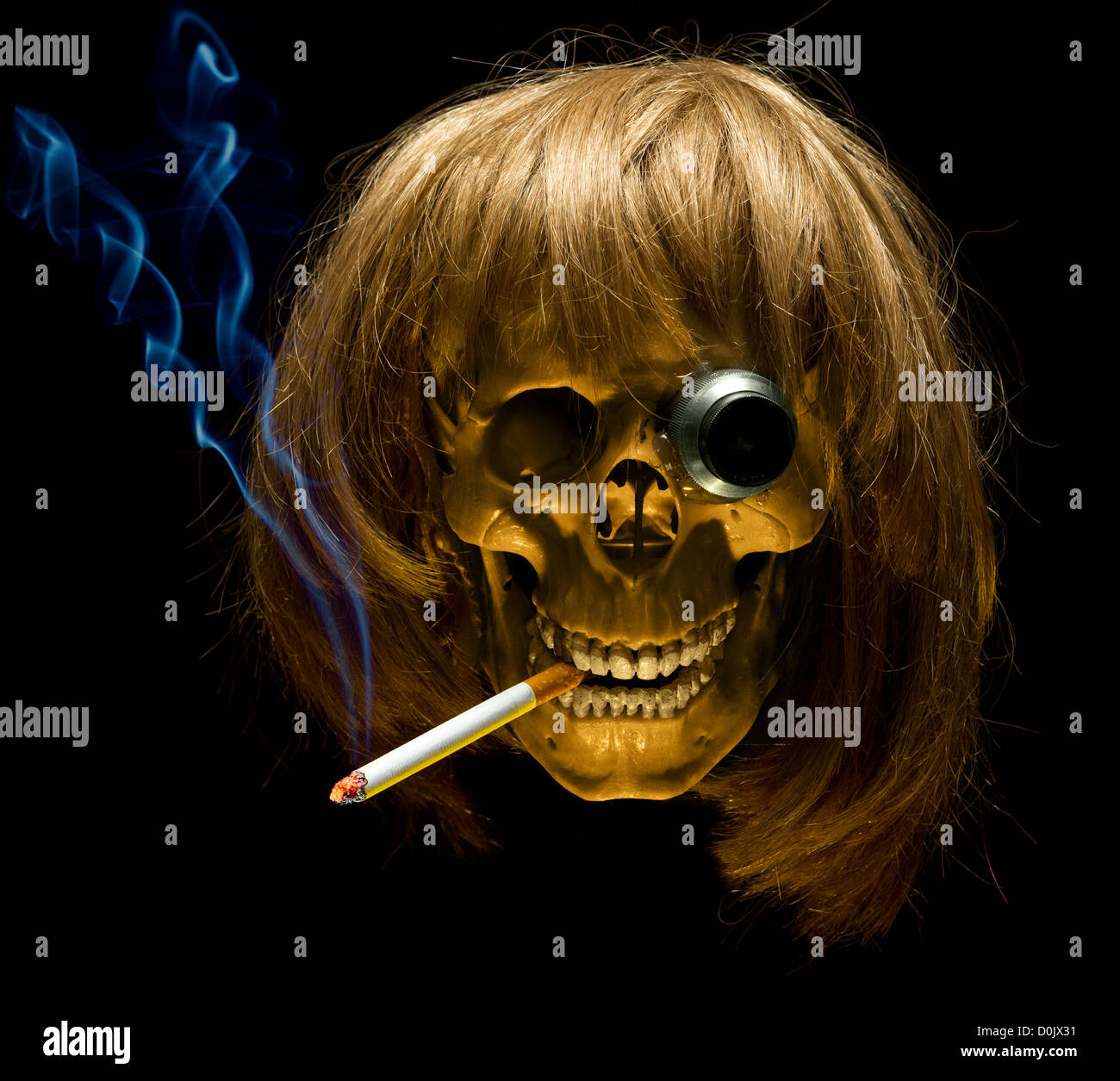 Menschlicher Schädel mit Zigarette im Zahn als Symbol des Rauchens Gefahr Stockfoto