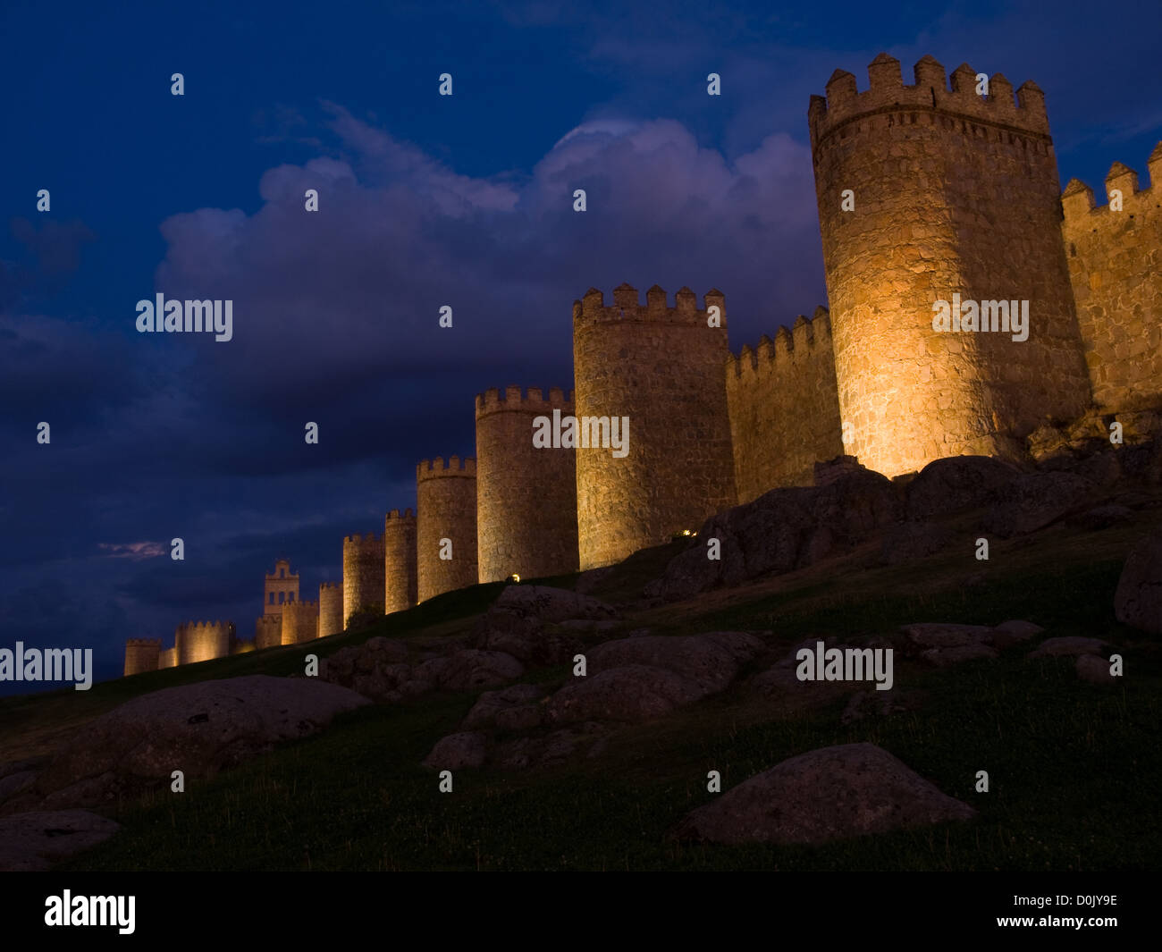 Die Wände von Avila (11.-14. Jh.). Festungsmauer der Altstadt in das Weltkulturerbe der UNESCO nachts beleuchtet Stockfoto